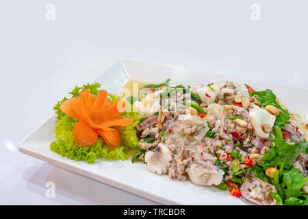 Nouilles de verre avec le porc, les fruits de mer, noix, légumes est la nourriture épicée ou yum Woon Sen on white plate Banque D'Images