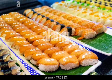 Trié de sushi avec divers poissons saumon, crevettes, des oeufs avec du riz sur le bac dans le Banque D'Images