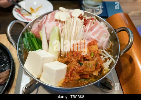 Shabu japonais avec des légumes, du tofu, des tranches de porc et boeuf en pot électrique Banque D'Images