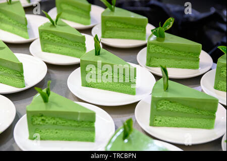 Le thé vert matcha tranches de gâteau avec la feuille sur la plaque dans une boulangerie Banque D'Images