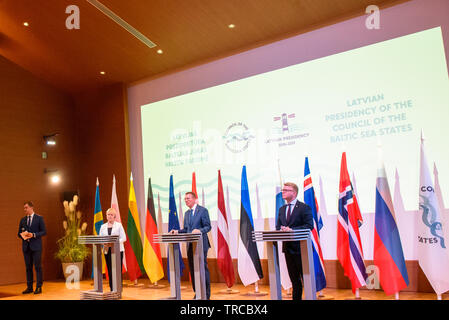 JURMALA, Lettonie. 3 juin 2019. Margot Wallstrom, Ministre des affaires étrangères de la Suède, Edgars RINKEVICS, Ministre des affaires étrangères de Lettonie et Carsten Gronbech-Jansen, secrétaire d'Etat aux Affaires européennes du Danemark, au cours de conférence de presse aftter réunion de haut niveau de la présidence du Conseil de la mer Baltique (CEMB) à Jurmala, Lettonie.kans/Alamy Live News Banque D'Images