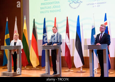 JURMALA, Lettonie. , . Margot Wallstrom, Ministre des affaires étrangères de la Suède, Edgars RINKEVICS, Ministre des affaires étrangères de Lettonie et Carsten Gronbech-Jansen, secrétaire d'Etat aux Affaires européennes du Danemark, au cours de conférence de presse aftter réunion de haut niveau de la présidence du Conseil de la mer Baltique (CEMB) à Jurmala, Lettonie. Credit : Gints Ivuskans/Alamy Live News Banque D'Images