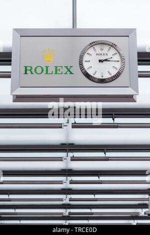 Francfort, Allemagne - le 19 septembre 2015 : le logo Rolex sur un plafond à l'aéroport de Francfort. Fabriquent, distribuent et Rolex montres service Banque D'Images