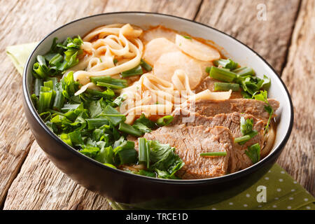 Soupe Asiatique de compote ou le boeuf braisé, le bouillon, les légumes et des nouilles chinoises libre dans un bol sur la table horizontale. Banque D'Images