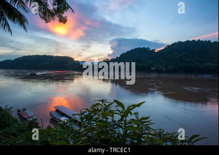 Coucher de soleil sur le Mékong à partir de l'un de l'bars le long du front de mer à Luang Prabang, Laos (Laos). Banque D'Images