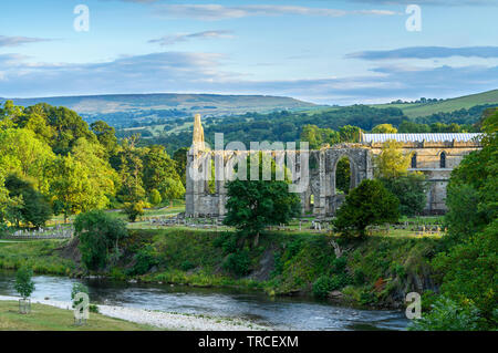 Bolton Abbey ensoleillée panoramique prieuré ruines & church, bord de la rivière Wharfe & beaux Dales campagne printemps (soir) - North Yorkshire, Angleterre, Royaume-Uni. Banque D'Images