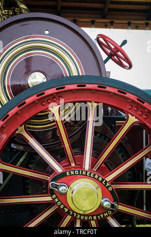 Close-up du côté et grande roue d'un moteur de traction vintage rouge Banque D'Images