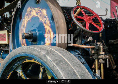 Close-up de la côte, grande roue et d'un volant moteur de traction vintage Banque D'Images