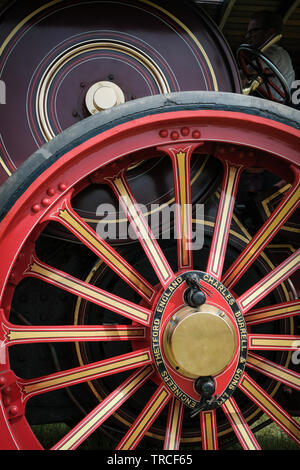 Close-up du côté et grande roue d'un moteur de traction vintage rouge Banque D'Images