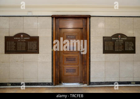Panneau privé sur une porte à l'étage supérieur dans l'ancienne Hornsey Town Hall, Londres, conçu par Reginald Uren dans le moderniste sty Banque D'Images