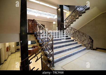 Le grand escalier de l'ancien hôtel de ville de Hornsey, Londres, conçu par Reginald Uren dans le style moderniste et ouvert en 1935. Banque D'Images