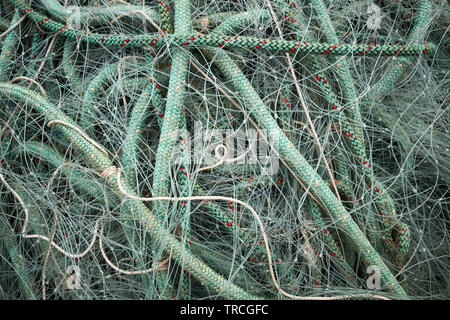 Nylon vert filets de pêche en plastique et corde sur une plage Banque D'Images