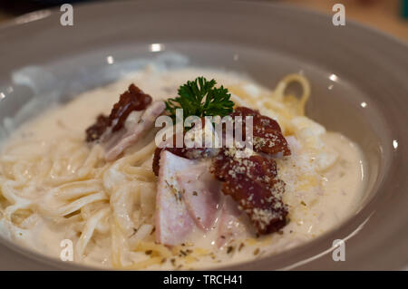 Spaghetti carbonara au jambon et bacon. close up shot étroit avec la profondeur de champ. Banque D'Images