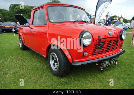 Une Austin Mini camionnette stationnée sur l'affichage à l'Riviera Classic Car Show, Paignton, Devon, Angleterre. UK. Banque D'Images