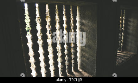 Close-up de clôture avec lumières pénétrant par - faite de colonnes de pierre montrant un motif contrasté à Angkor Wat, Siem Reap, Cambodge. Banque D'Images