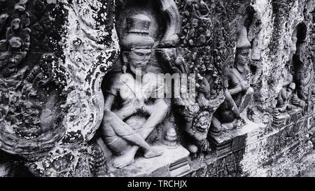 Une rangée de sculptures sculpture sur pierre en ruine dans le mur à l'un des anciens temples de Angkor Thom. (Angkor Wat, Patrimoine Mondial de l'UNESCO, Siem Reap, Cambo Banque D'Images