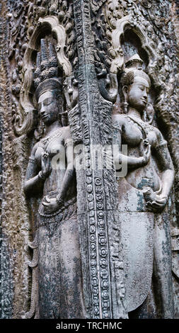 Close-up de la sculpture sur pierre à l'un des temples à Angkor Wat, qui a trait à la mythologie hindoue et Buddish et roulement Dravidiennes Khmer et ... Banque D'Images