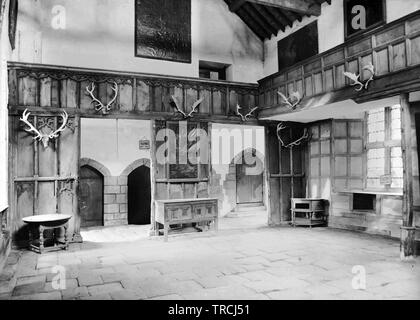 Salle de banquet et le passage de l'écran, Haddon Hall, Derbyshire. Photo prise probablement dans les années 1920. Il s'agit d'un négatif sur verre et ont formé l'un des 102 points négatifs marqués 'Crich'. Tous sont disponibles sur Alamy et peut être trouvé sous le mot-clé 'Crich des années 1920. Banque D'Images