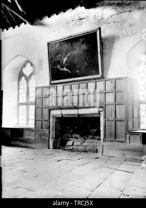 Salle de banquet, Haddon Hall, Derbyshire. Photo prise probablement dans les années 1920. Il s'agit d'un négatif sur verre et ont formé l'un des 102 points négatifs marqués 'Crich'. Tous sont disponibles sur Alamy et peut être trouvé sous le mot-clé 'Crich des années 1920. Banque D'Images