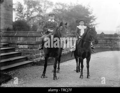 L'histoire sociale de la mode (Derbyshire/Warwickshire). Photo prise probablement dans les années 1920. Il s'agit d'un négatif sur verre et ont formé l'un des 102 points négatifs marqués 'Crich'. Tous sont disponibles sur Alamy et peut être trouvé sous le mot-clé 'Crich des années 1920. Banque D'Images