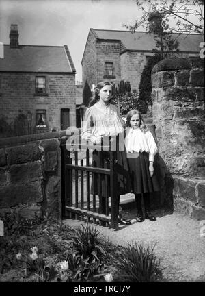 L'histoire sociale de la mode (Derbyshire/Warwickshire). Photo prise probablement dans les années 1920. Il s'agit d'un négatif sur verre et ont formé l'un des 102 points négatifs marqués 'Crich'. Tous sont disponibles sur Alamy et peut être trouvé sous le mot-clé 'Crich des années 1920. Banque D'Images