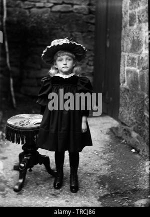 L'histoire sociale de la mode (Derbyshire/Warwickshire). Photo prise probablement dans les années 1920. Il s'agit d'un négatif sur verre et ont formé l'un des 102 points négatifs marqués 'Crich'. Tous sont disponibles sur Alamy et peut être trouvé sous le mot-clé 'Crich des années 1920. Banque D'Images