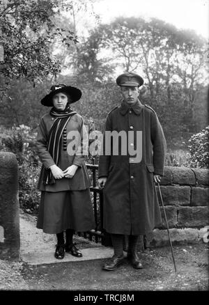 L'histoire sociale de la mode (Derbyshire/Warwickshire). Photo prise probablement dans les années 1920. Il s'agit d'un négatif sur verre et ont formé l'un des 102 points négatifs marqués 'Crich'. Tous sont disponibles sur Alamy et peut être trouvé sous le mot-clé 'Crich des années 1920. Banque D'Images