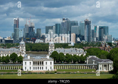 London England UK. Canary Wharf et Queen's House Greenwich photographiés de Greenwich Park dans le sud-est de Londres. Mai 2019 Banque D'Images