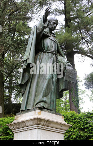 Statue en cuivre, sur socle de granit, du moine Bernardo Caimi. Mont Sacré de Varallo Sesia. Italie. Monk. Sacro Monte di Varallo Sesia. L'Italie. Banque D'Images