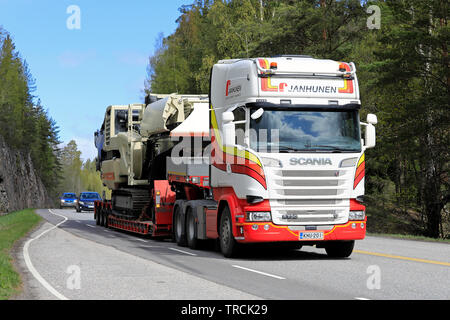 Salo, Finlande - le 3 mai 2019 : Scania R730 camion de Janhunen Metso Lokotrack LT1213distances S'usine de concassage et de criblage mobile sur remorque lit bas. Banque D'Images