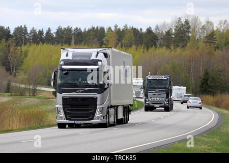 Salo, Finlande - le 3 mai 2019 : les poids lourds roulant dans la circulation sur une route de campagne par une journée nuageuse. Banque D'Images