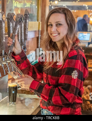 Jeune femme qui tend à la Stone bar brasserie vache dans Barre, MA Banque D'Images