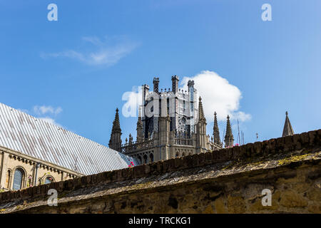 La Tour-lanterne octogonale sur Cathédrale d'Ely comme vu ci-dessus un mur. Banque D'Images