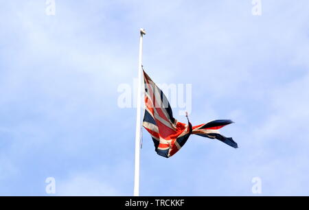 Un drapeau Union Jack déchiré vole sur le toit de la gare de Victoria, Manchester, Royaume-Uni. Banque D'Images