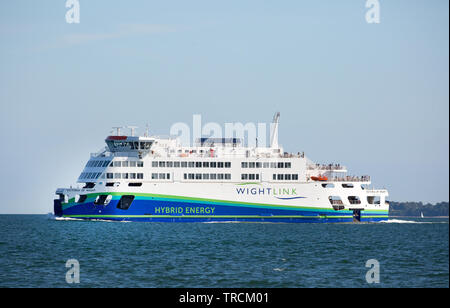 Victoria de Wight, le Wight Link ferry de Portsmouth-Fishbourne, qui utilise la technologie hybride pour le rendre plus respectueux de l'environnement Banque D'Images