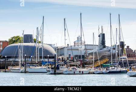 Royal Navy Submarine Museum à Gosport, Hampshire vu de Haslar Marina. Banque D'Images