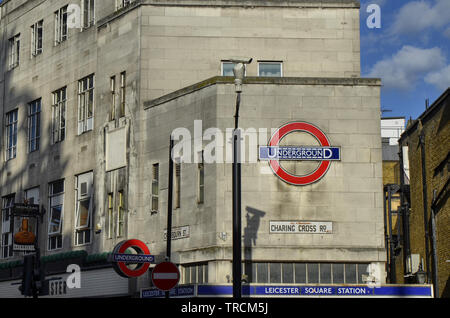 Londres, Royaume-Uni, juin 2018. La station de métro Leicester square vu de l'extérieur, côté de Charing Cross Road. Banque D'Images