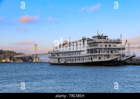 La belle de San Francisco par le Bay Bridge, San Francisco Banque D'Images