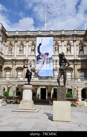 Statue de Joshua Reynolds, Annenberg Courtyard, exposition d'été 2019 RA, Royal Academy, Burlington House, Piccadilly, Londres. UK Banque D'Images