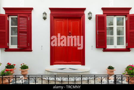 Porte colorée à Santorin, Grèce. Banque D'Images