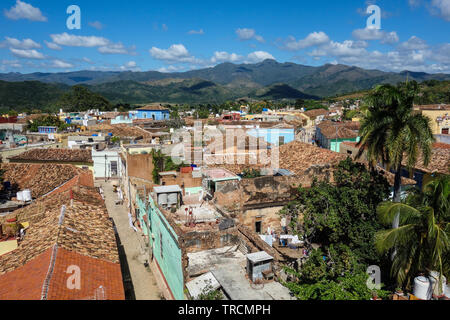 Skyline colorés avec des montagnes et ses maisons coloniales. Le village est un patrimoine mondial de l'Unesco et monument touristique sur l'île des Caraïbes, Trinid Banque D'Images