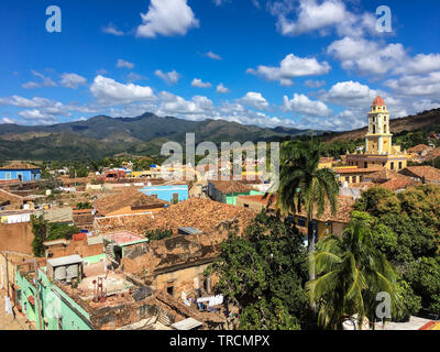 Skyline colorés avec des montagnes et ses maisons coloniales. Le village est un patrimoine mondial de l'Unesco et monument touristique sur l'île des Caraïbes, Trinid Banque D'Images