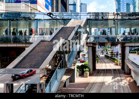 Passerelle pour piétons et d'horizon de Hong Kong, Hong Kong, Chine Banque D'Images