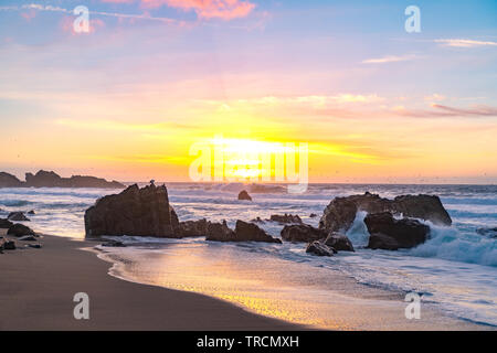 Magnifique coucher de soleil le long de la route un sur la côte de Big Sur, en Californie. Banque D'Images