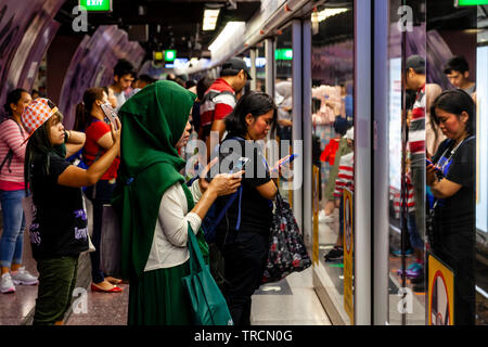 Personnes en attente d'un train à une station de métro, Hong Kong, Chine Banque D'Images