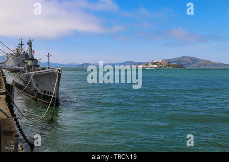 SS Jeremiah O'Brien amarré au quai 45 avec l'île d'Alcatraz, San Francisco Bay, California Banque D'Images