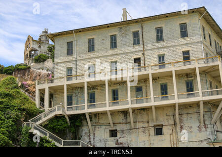 64 Bâtiment & ruines de Warden's House, Alcatraz, San Francisco Bay, California Banque D'Images