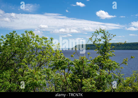 Vue du lac Pepin Wisconson sur une journée de printemps ensoleillée. Ce lac est relié à la rivière Mississippi Banque D'Images