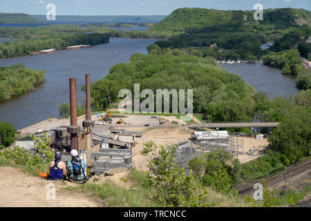 Red Wing, Minnesota - le 25 mai 2019 : un couple de randonneurs s'asseoir sur le Barn Bluff donnent sur sentier pour profiter de la vue de la rivière Mississippi Banque D'Images