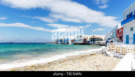 La ville de Mykonos, Grèce - Mai 2019 : vue sur la Petite Venise donnant sur le bleu turquoise de l'eau dans la ville de Mykonos, Grèce. Banque D'Images